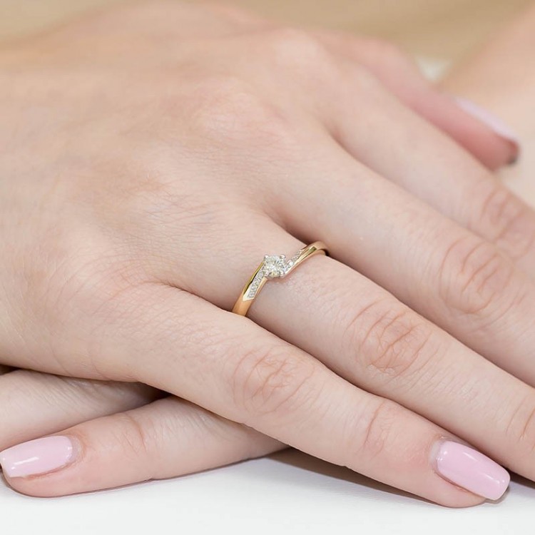 Pierścionek zaręczynowy z diamentami