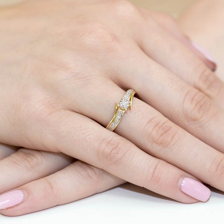 Pierścionek zaręczynowy z diamentami