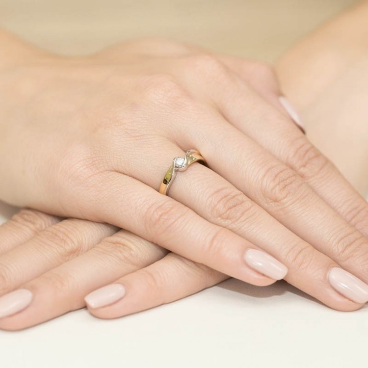 Pierścionek zaręczynowy z diamentem