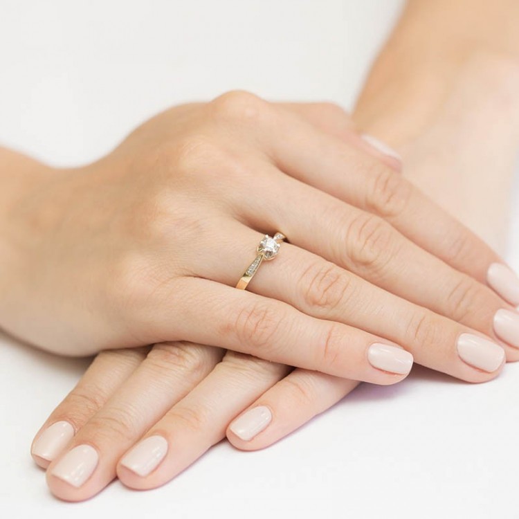 Pierścionek zaręczynowy z diamentami