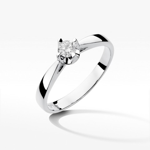 Pierścionek zaręczynowy z diamentem