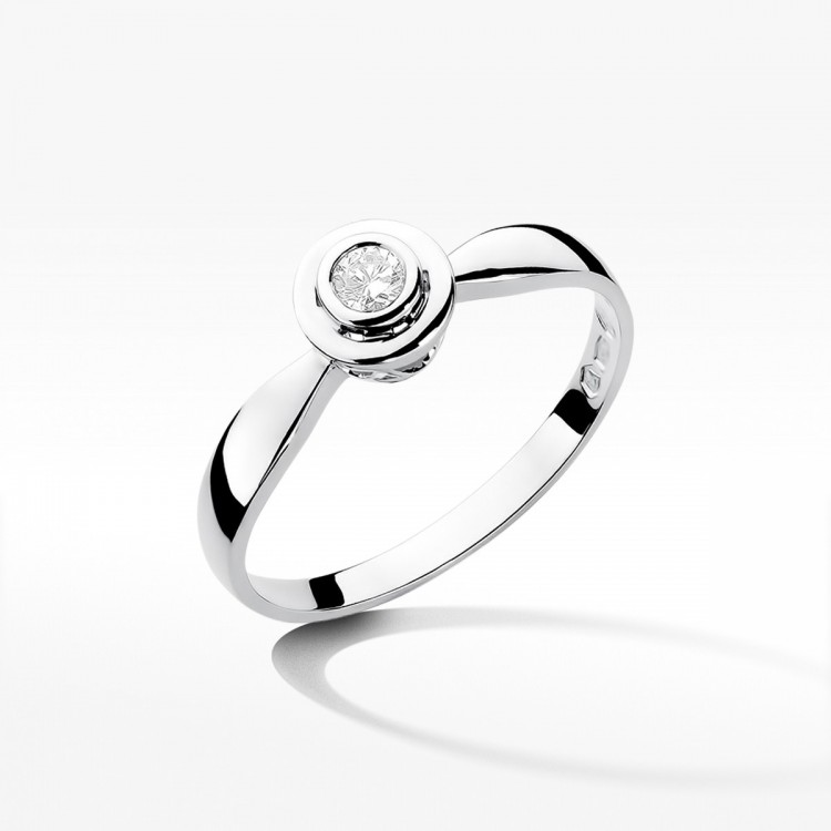 Pierścionek zaręczynowy z diamentem