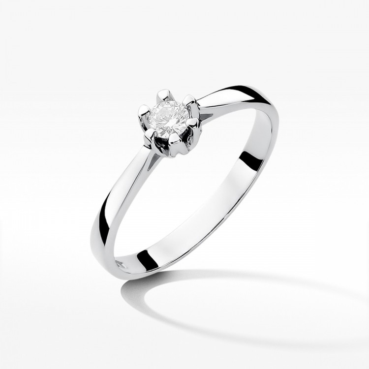 Pierścionek zaręczynowy z diamentem