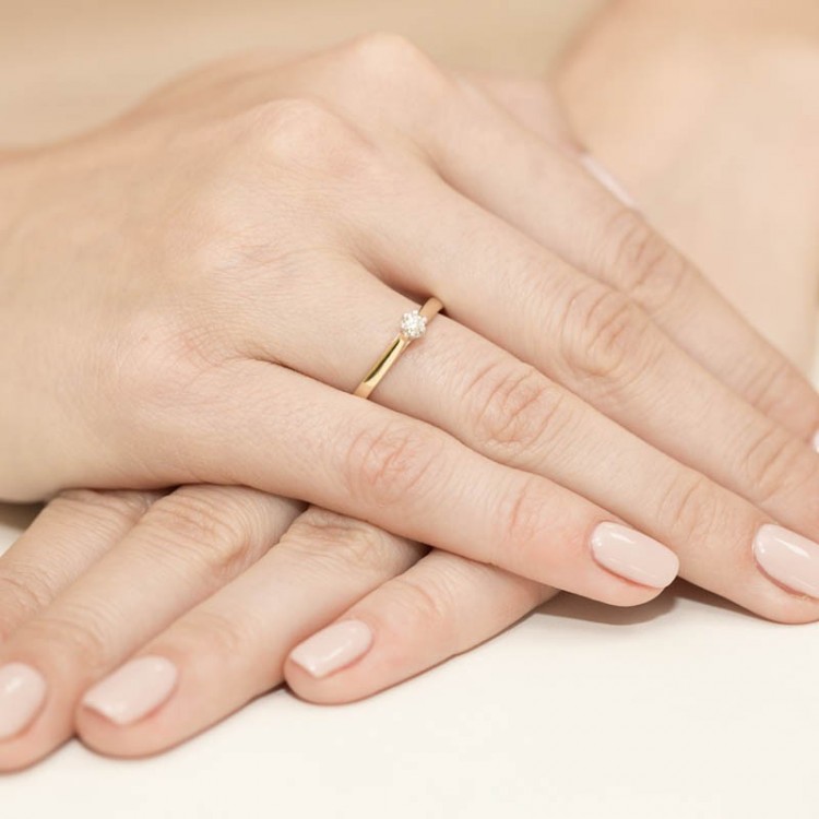 Pierścionek zaręczynowy z diamentem