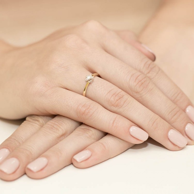 Pierścionek zaręczynowy z diamentem