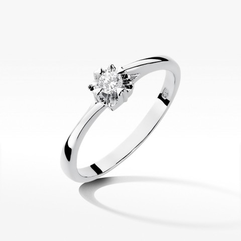 Pierścionek zaręczynowy z diamentem