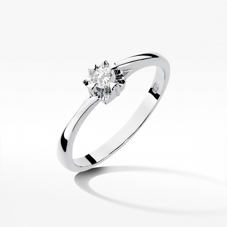 Pierścionek zaręczynowy z diamentem