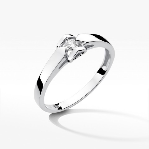 Pierścionek zaręczynowy z diamentem