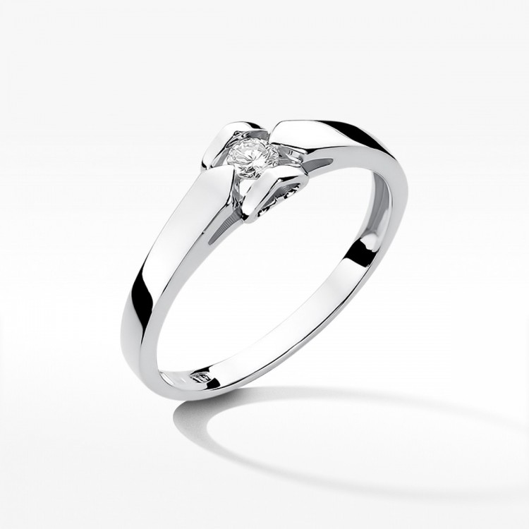 Pierścionek zaręczynowy z diamentem