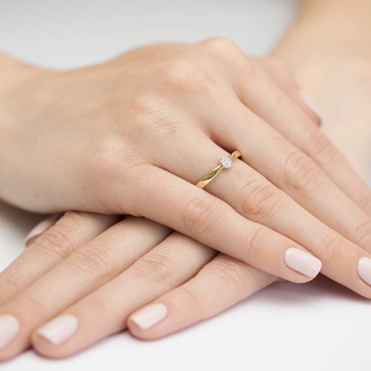 Pierścionek zaręczynowy z diamentami