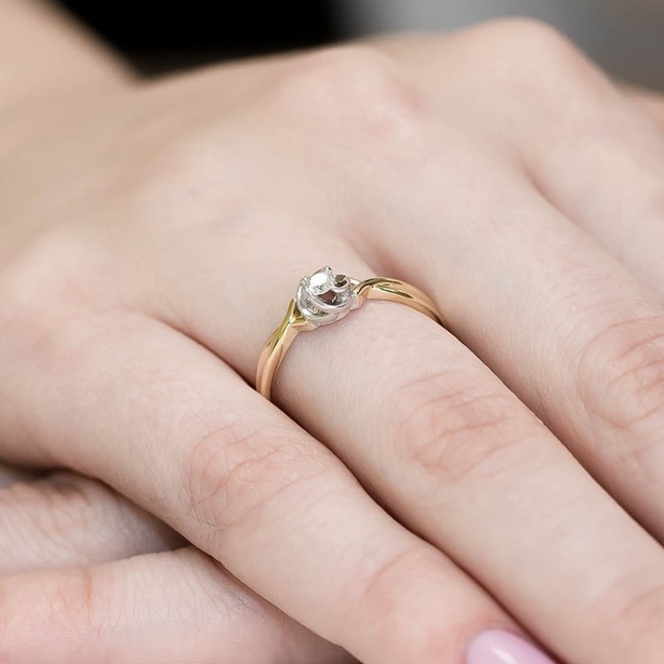 Pierścionek zaręczynowy z diamentem