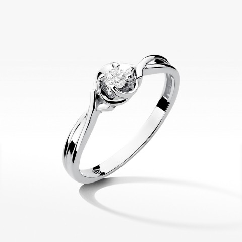 Pierścionek zaręczynowy z diamentem