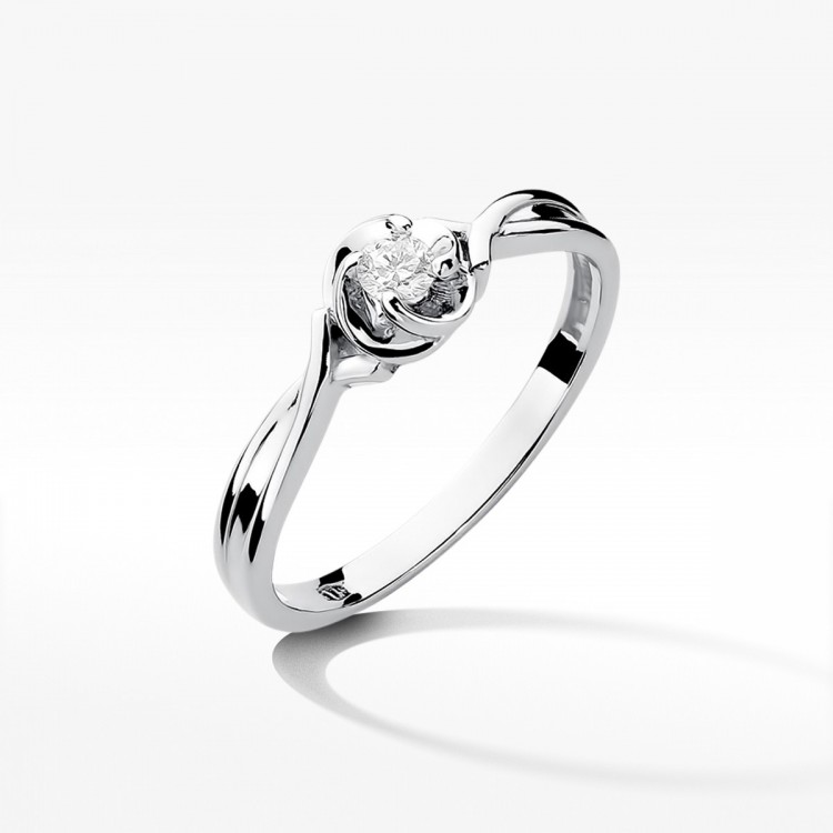 Pierścionek zaręczynowy z diamentem