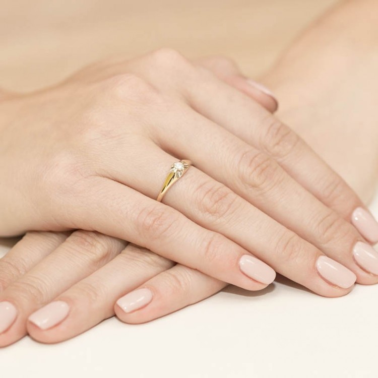 Pierścionek zaręczynowy z diamentem