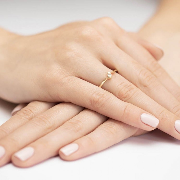 Złoty pierścionek z diamentami