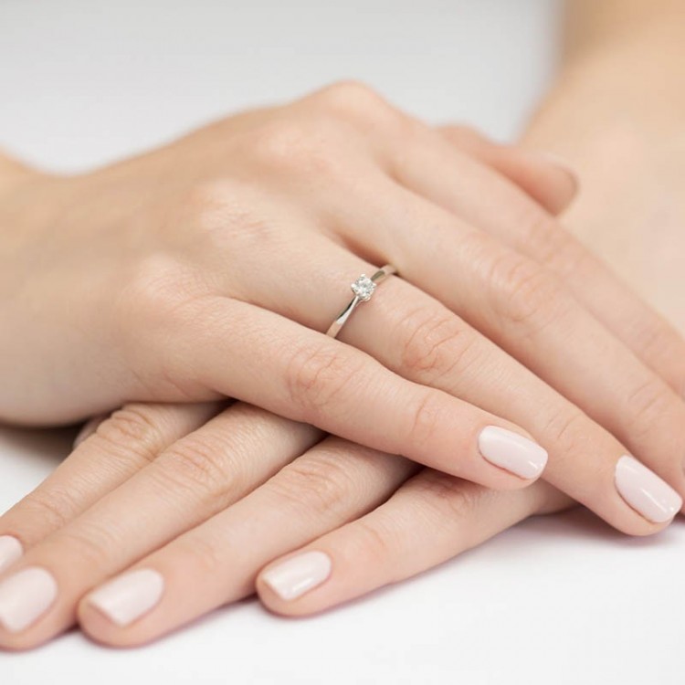 Złoty pierścionek z diamentami