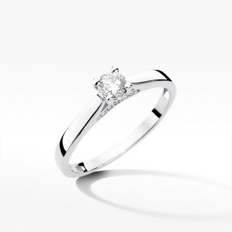 Złoty pierścionek z diamentami