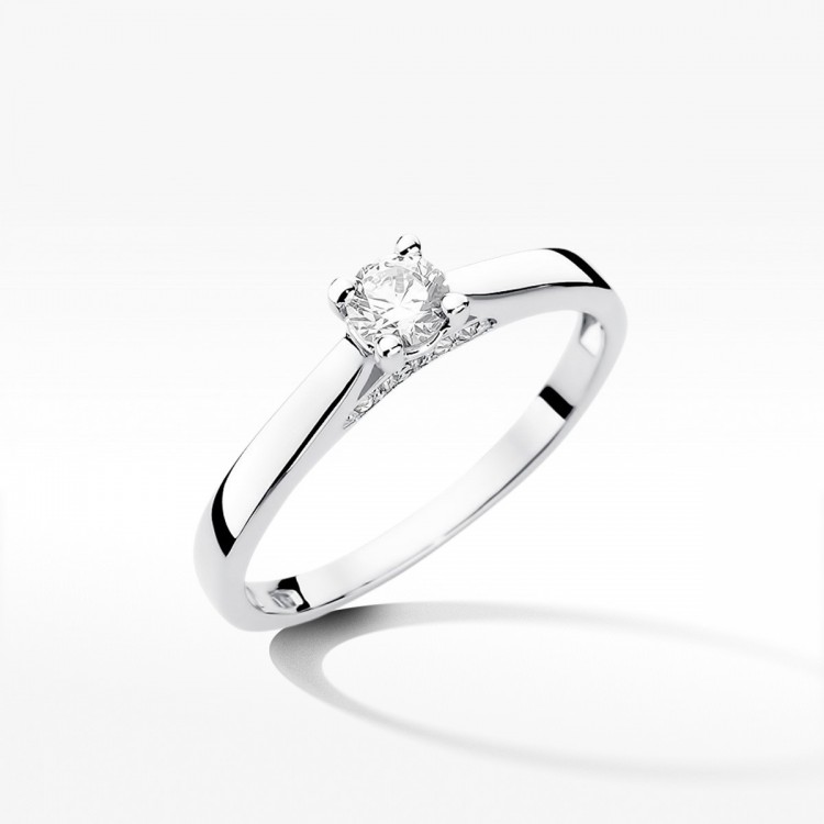 Złoty pierścionek z diamentami