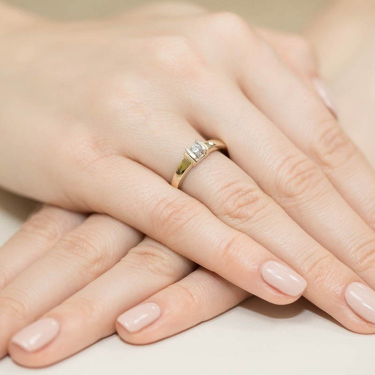 Złoty pierścionek z diamentami