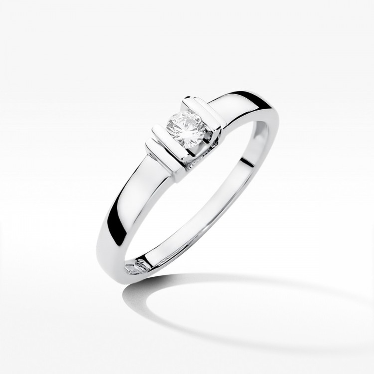 Złoty pierścionek z diamentami