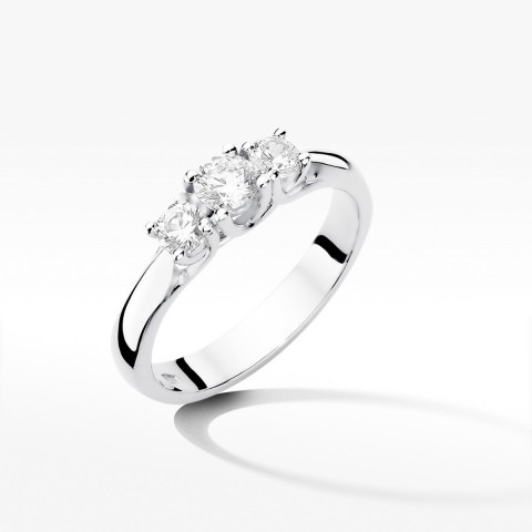 Złoty pierścionek z diamentami