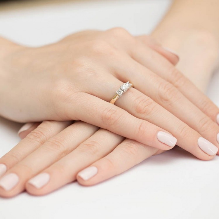 Złoty pierścionek z diamentami