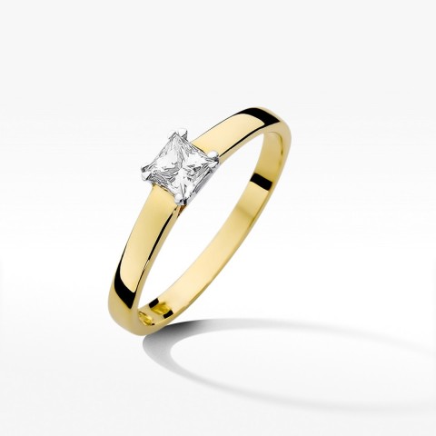 Złoty pierścionek z diamentem