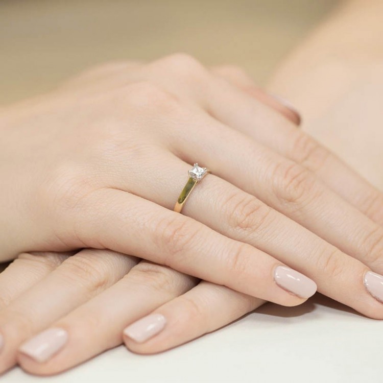 Złoty pierścionek z diamentem