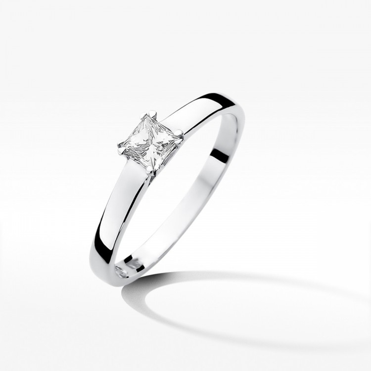 Złoty pierścionek z diamentem