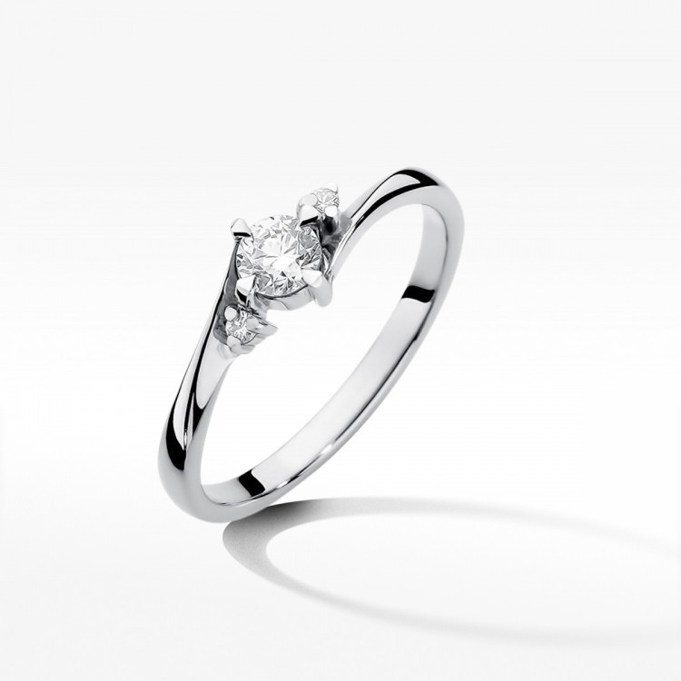 Złoty pierścionek z diamentami