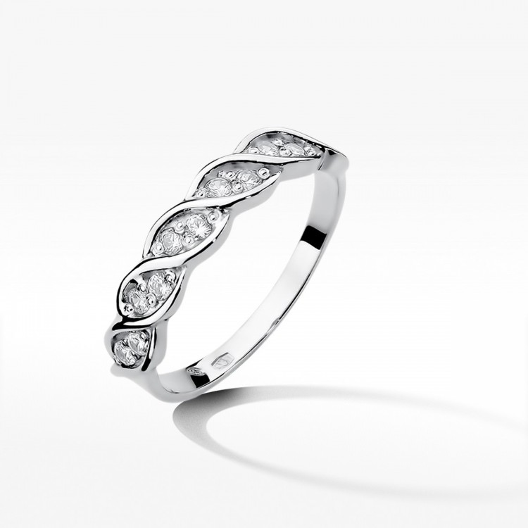 Złoty pierścionek z diamentem