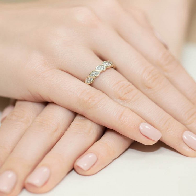 Złoty pierścionek z diamentem