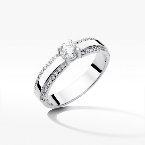 Złoty pierścionek z diamentami