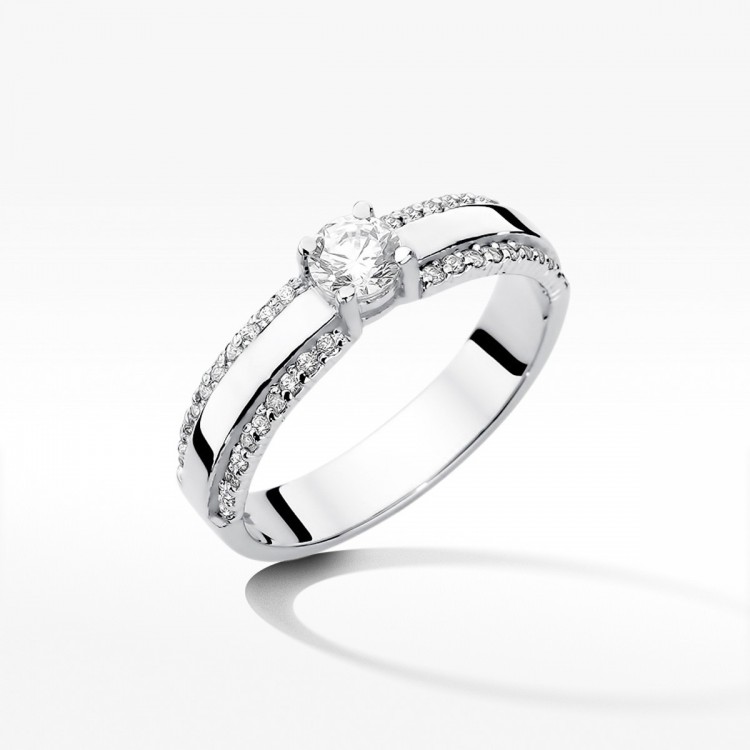 Złoty pierścionek z diamentami