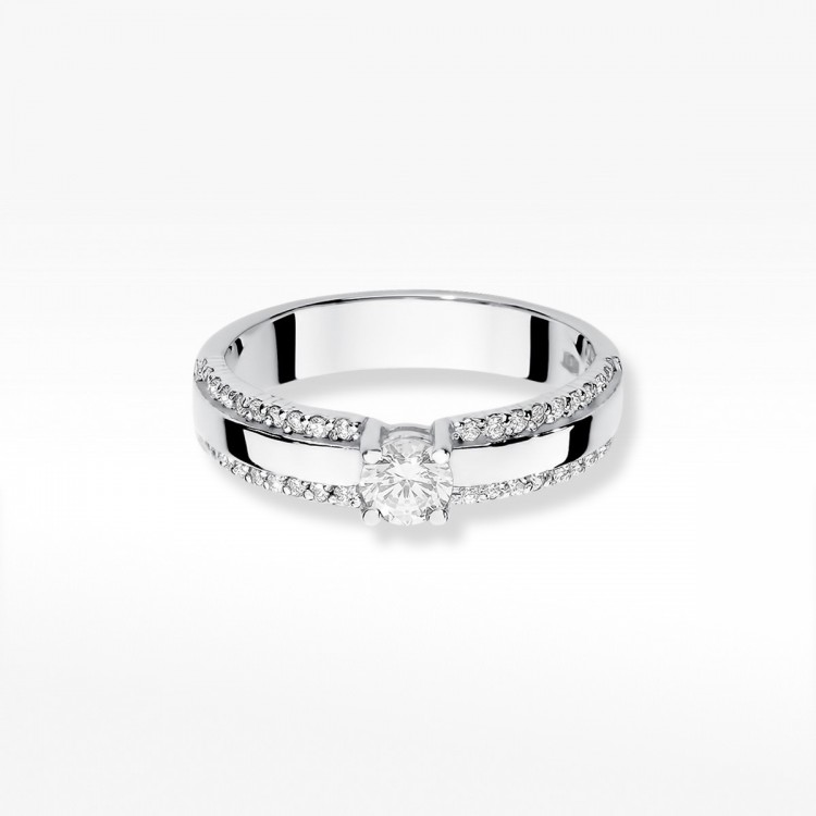 Złoty pierścionek z diamentami