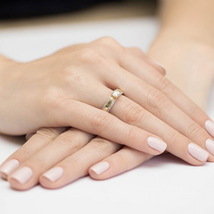 Złoty pierścionek z diamentami