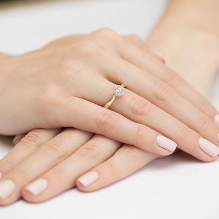 Złoty pierścionek z diamentami