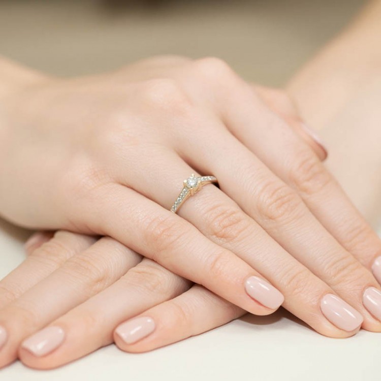 Pierścionek zaręczynowy z diamentami