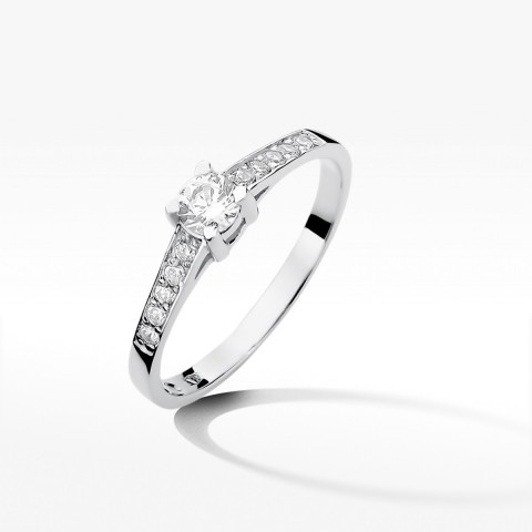 Pierścionek zaręczynowy z diamentami