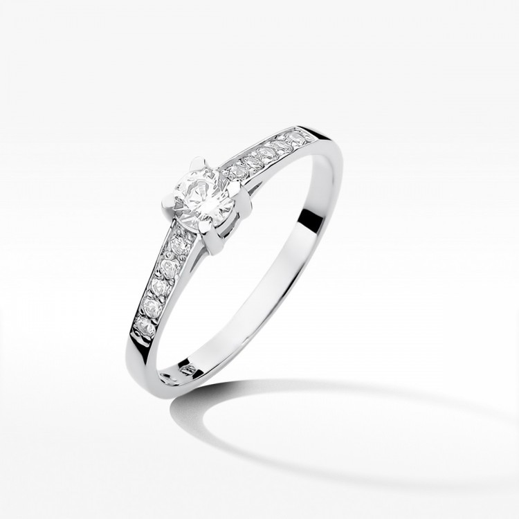 Pierścionek zaręczynowy z diamentami