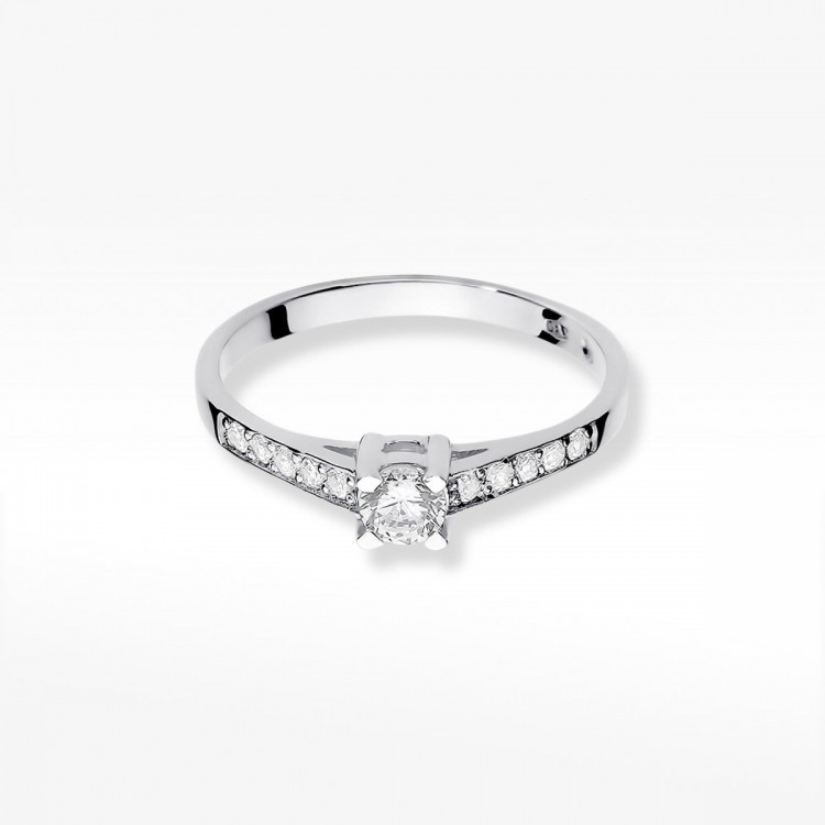 Pierścionek zaręczynowy z diamentami