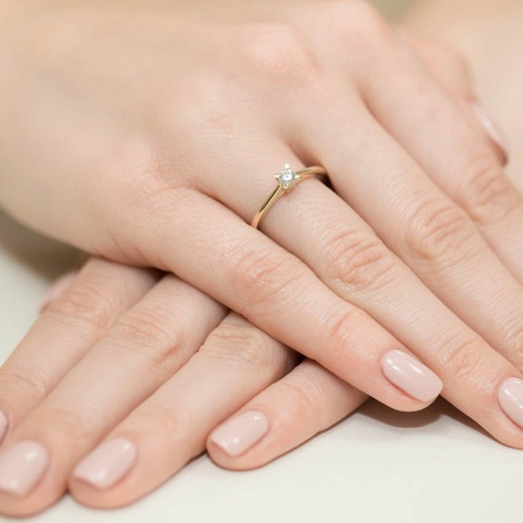 Pierścionek zaręczynowy z diamentem