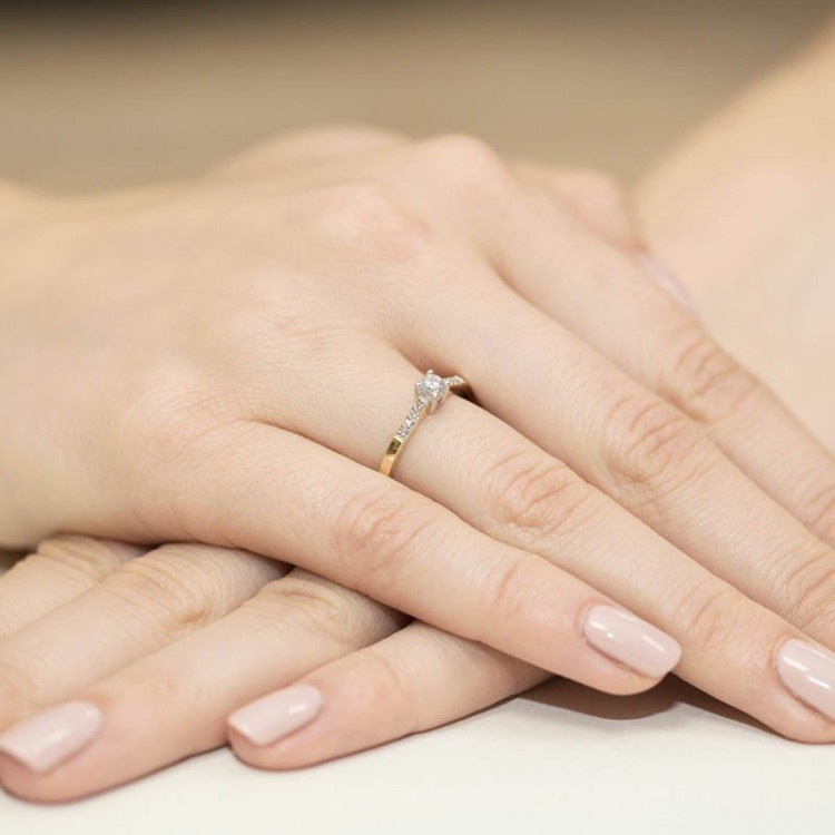 Złoty pierścionek z diamentami