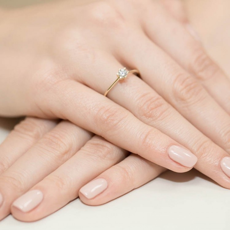 Złoty pierścionek z diamentem