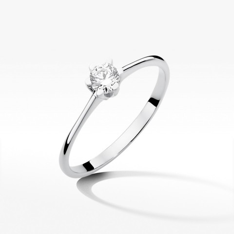 Złoty pierścionek z diamentem