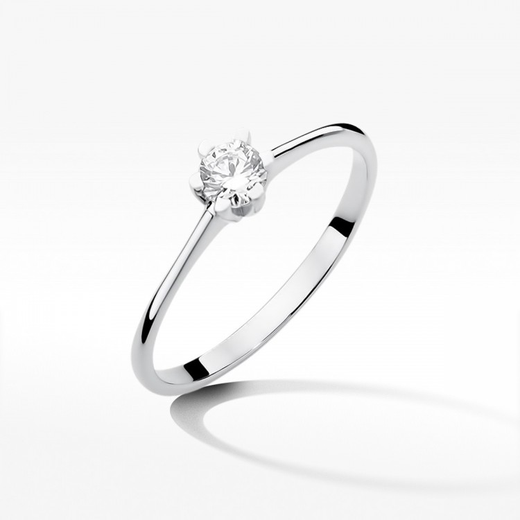 Złoty pierścionek z diamentem