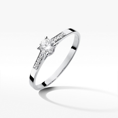 Złoty pierścionek z diamentami