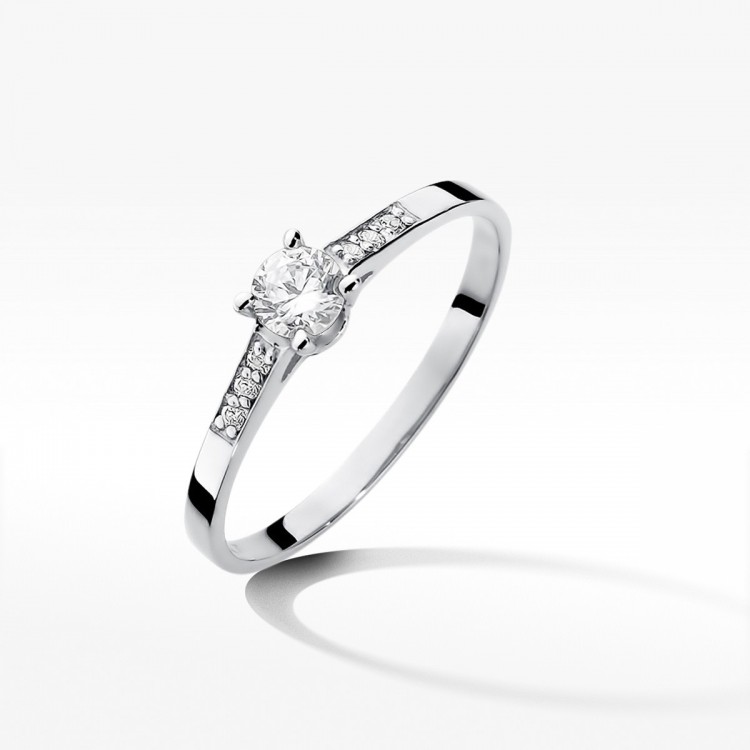 Złoty pierścionek z diamentami