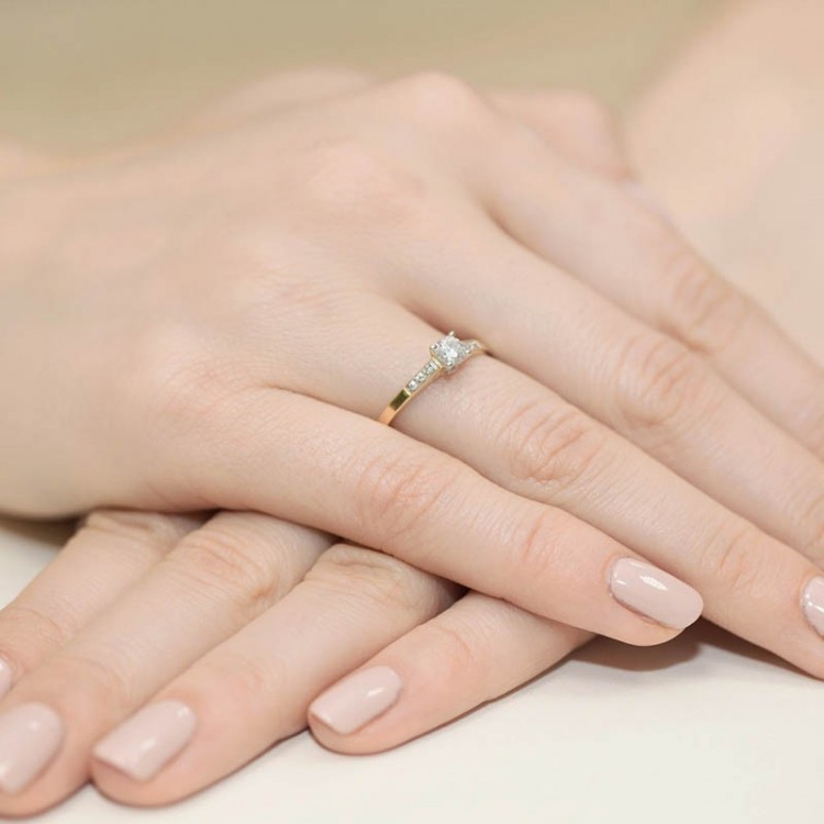 Złoty pierścionek z diamentami