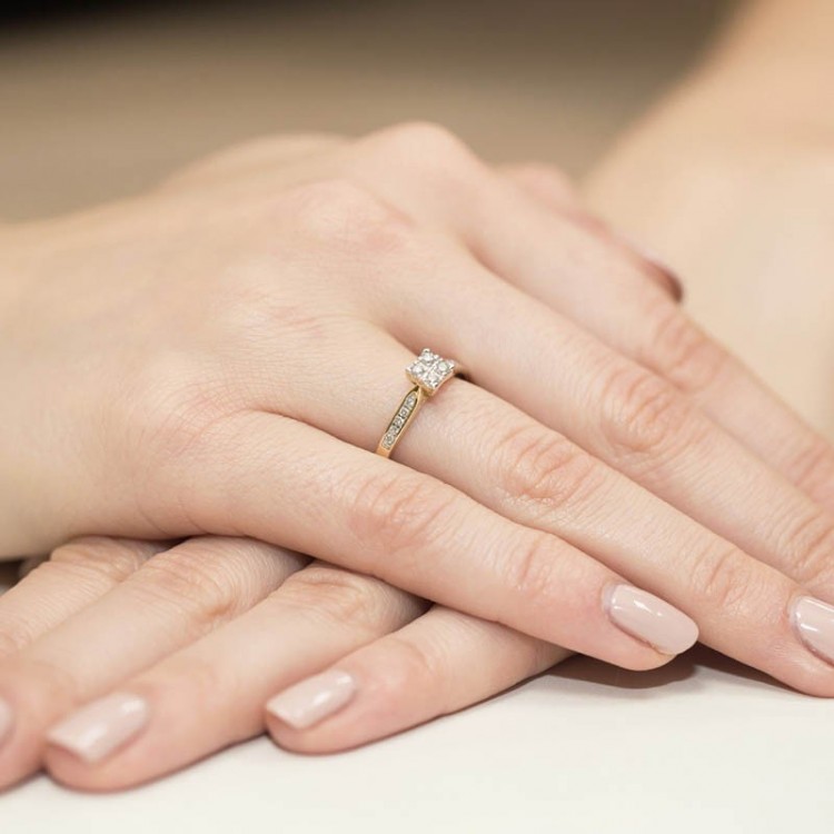 Złoty pierścionek z diamentem